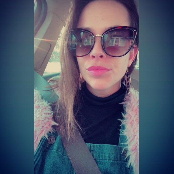 Meet your Posher, Erin - Picture 2 of 2